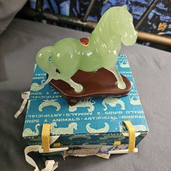 Vintage Chinese Elegant Green Glass Horse Figurine In Box - Picture 2 of 9